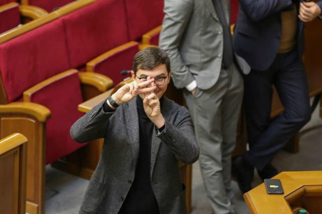 Мільйонні інвестиції в держоблігації та елітна оренда у б'юті-майстрині: Що приховано у виправленій декларації нардепа Андрія Мотовиловця