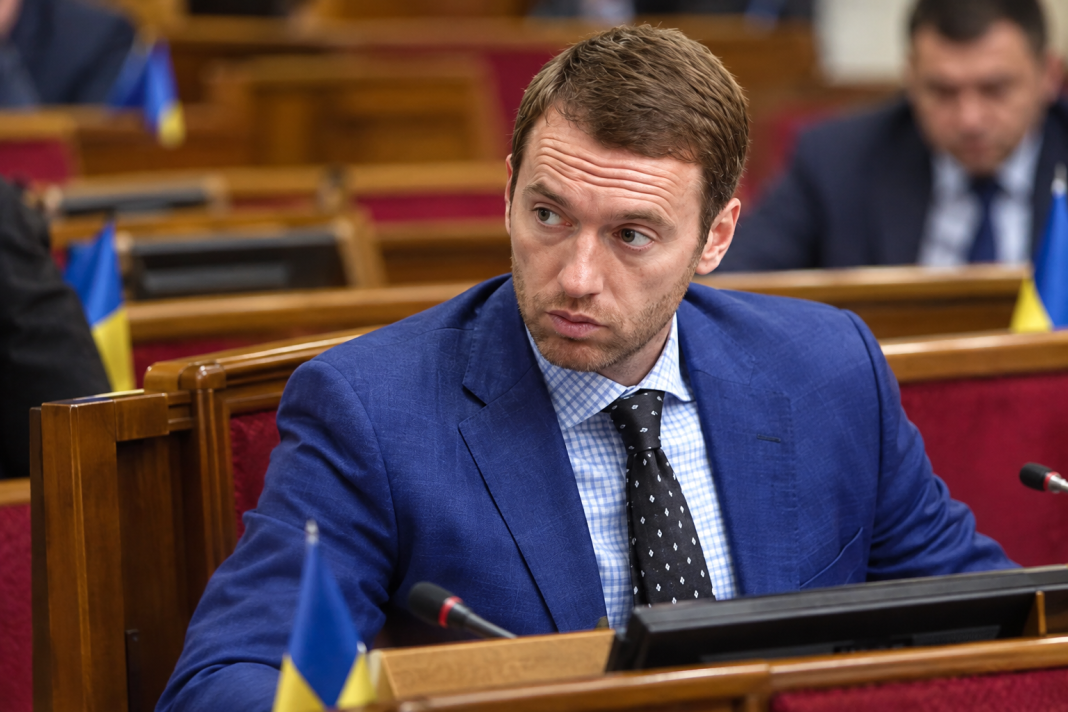 Мільярдні «відкати» та офшорний слід: як екснардеп-втікач Ігор Абрамович зберіг контроль над податковою і прокуратурою