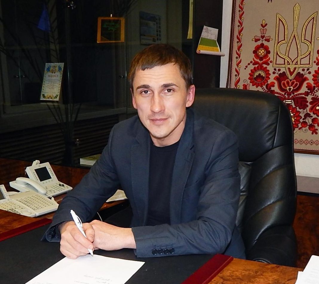 Директор ДП «Фінінпро» Юрій Журавльов приховує доходи дружини, яка активно скуповує землю