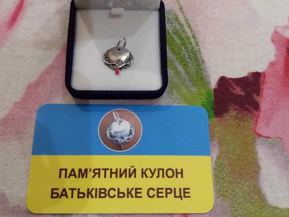 Павло Жебрівський монетизує пам’ять загиблих воїнів через кулони «Батьківське серце»