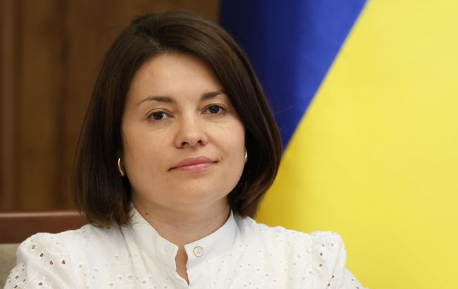 Заступниця керівника ДПС Леся Карнаух та її чоловік користуються авто, оформленими на родичів