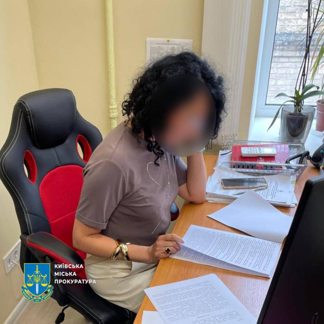 Ексчиновницю «Київпастрансу» підозрюють у переплаті 11,6 млн грн через службову недбалість