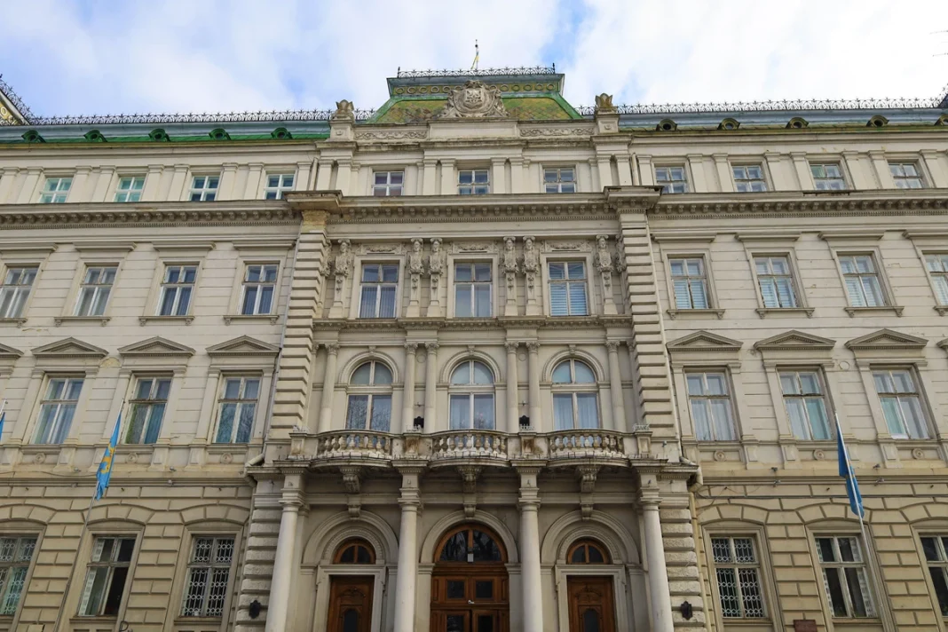 Львівська ОВА дозволяла виїзд за кордон за фейковими листами з підписом Олександра III