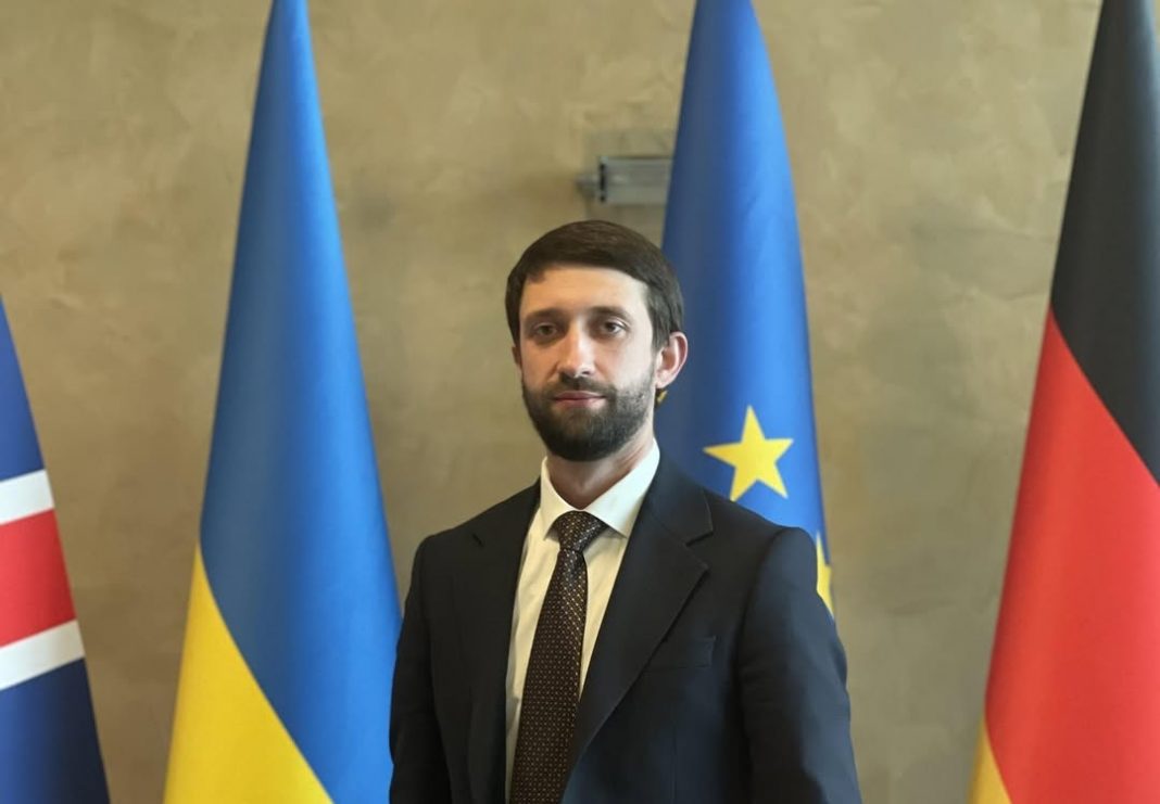 Посадовець Мінрозвитку Олександр Звездін та його дружина отримують від родичів дорогі подарунки у вигляді квартир і автомобілів