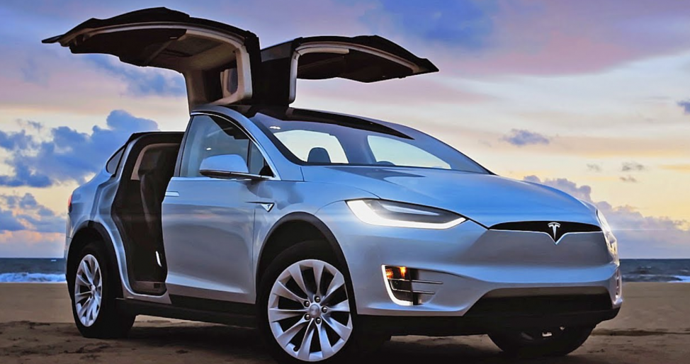 Київський комунальник подарував дружині з МВС Tesla за 1,2 млн: розкіш на тлі скромних доходів!