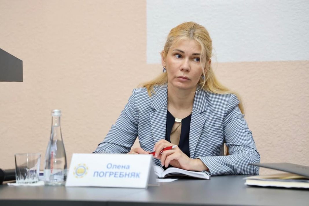 Начальниця одеської міграційної служби ховає майно на синів і допомагає чоловікові уникати мобілізації