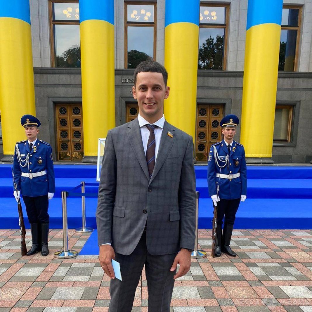 Нардеп-«слуга» Горенюк «оселився» в бабусиному палаці за 451 м² і їздить на маминому Hyundai за батьковим «подарунком»