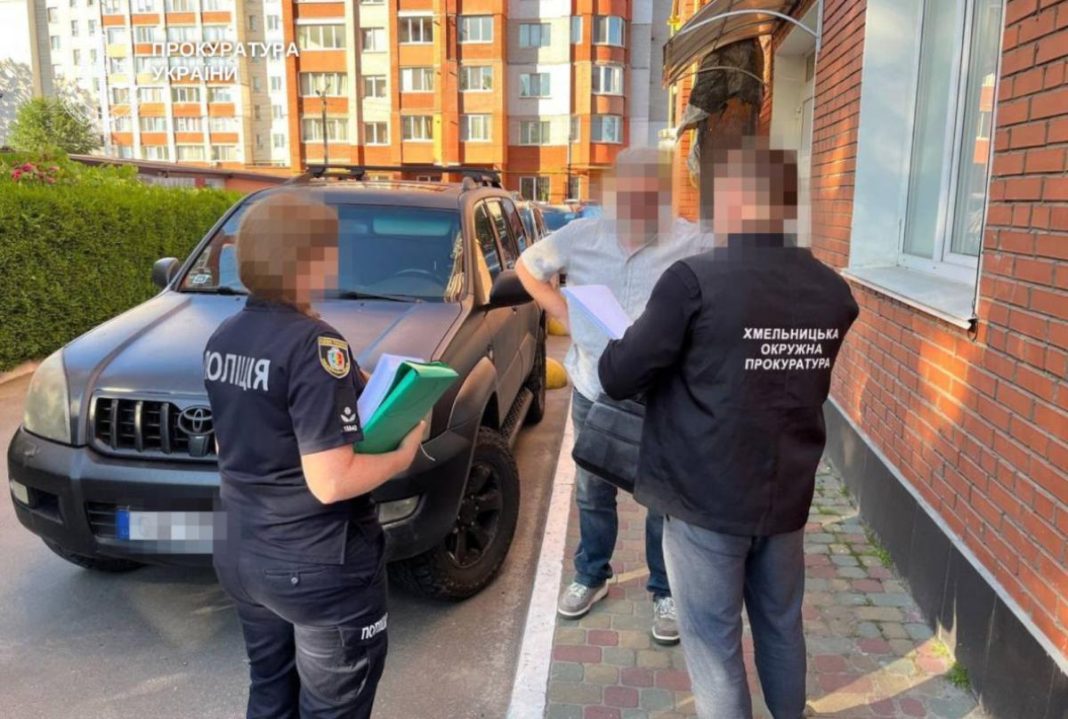 Тіньовий дерибан 60 гектарів на Хмельниччині: як чиновники, адвокат та реєстратори виводили комунальну землю за фальшивими боргами