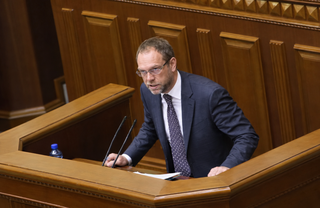 Законодавчий «парашут» для корупціонерів: чому ініціативи Сергія Власенка та «Батьківщини» лякають антикорупціонерів