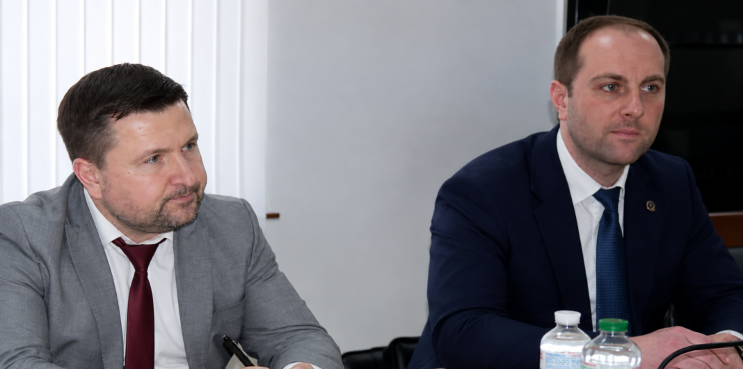 Елітні таунхауси, броварські «бонуси» від тестя та тиск на бізнес: чому Офіс Генпрокурора заплющує очі на буковинські скандали керівників прокуратури?